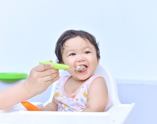 Bayi sedang diberi makan Cerelac Image Banner