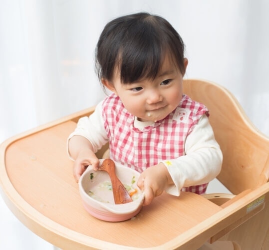 Spanduk gambar Gadis kecil sedang makan Cerelac